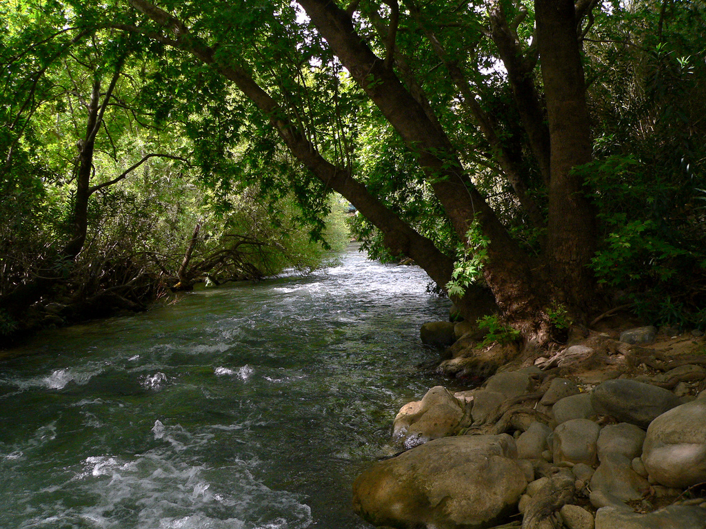 נהר הירדן הרוחני נמשך מג' קווין, חסד דין ורחמים. בגשמיות אנו רואים כי נהר הירדן נמשך משלושה מקורות שהם, בניאס חצבאני ודן, תמונה ארנון הדס