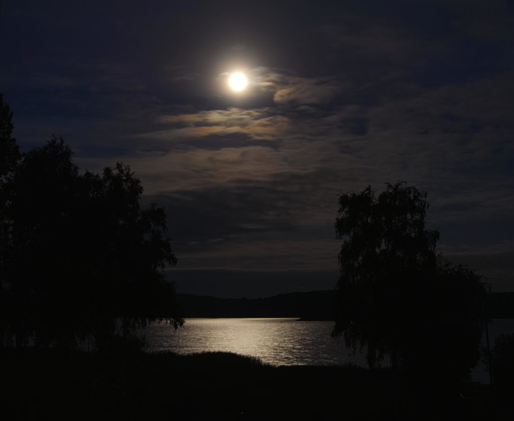 לַיְלָה בָּהִיר