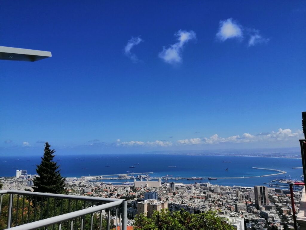 וּבְאֶרֶץ הַכַּרְמֶל