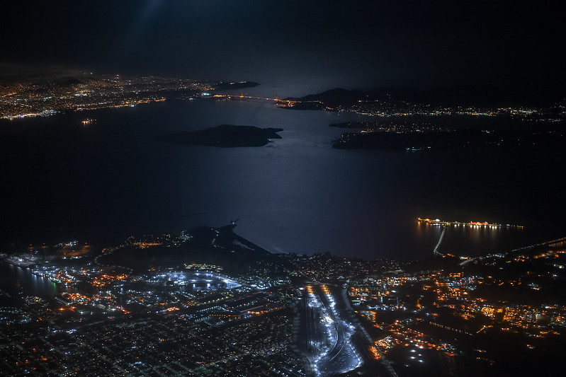 שֶׁקֶט טָמִיר עוֹמֵד בָּאֲוִיר