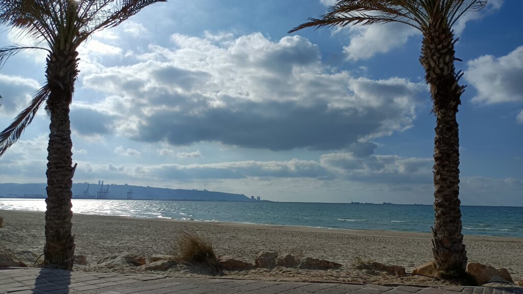 מִישֶׁהוּ צָבַע בִּתְכֵלֶת עֲנָנִים