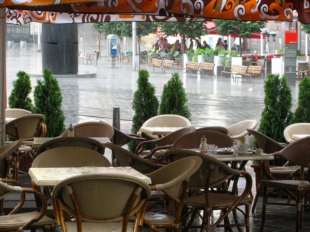 וּמִנְעַד הַדְּמָמָה